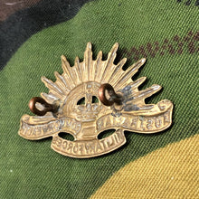 Lade das Bild in den Galerie-Viewer, Original WW2 Australian Commonwealth Military Forces Rising Sun Collar Badge - The Militaria Shop
