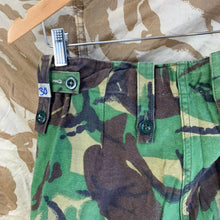 Lade das Bild in den Galerie-Viewer, Britische Armee DPM Camouflage Hose für gemäßigte Temperaturen - 75/80/96 - Vintage Kleidung
