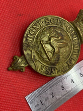 Lade das Bild in den Galerie-Viewer, British Army Victorian Crown Welsh Regiment of Foot Cap Badge
