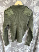 Lade das Bild in den Galerie-Viewer, Echter schwerer Pullover aus olivgrünem Jersey für Herren der britischen Armee – Größe 3 – 81,3 cm Brustumfang 
