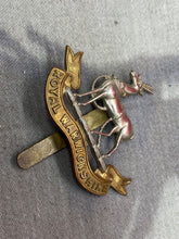 Load image into Gallery viewer, Original WW1 / WW2 British Army Royal Warwickshire Cap Badge
