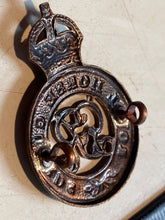 Load image into Gallery viewer, Original British Army WW1 GV Royal Horse Guards Cap Badge
