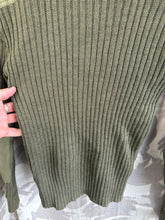 Charger l&#39;image dans la galerie, Genuine British Army Man&#39;s Heavy Jersey Olive Drab Pull Over - Size 1- 30&quot; Chest
