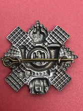 Lade das Bild in den Galerie-Viewer, Original WW2 British Army Kings Crown Cap Badge - Highland Light Infantry
