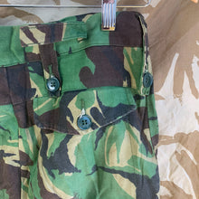 Lade das Bild in den Galerie-Viewer, British Army DPM Camouflaged Temperate Trousers - 76/80/96 - Vintage Clothing
