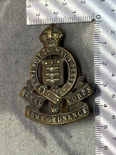 Load image into Gallery viewer, Original WW1 / WW2 British Army - Royal Army Ordnance Corps Cap Badge
