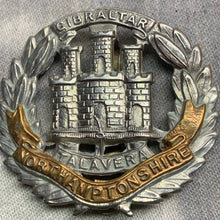 Charger l&#39;image dans la galerie, Original WW2 British Army Northamptonshire Regiment Cap Badge
