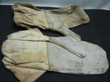 Load image into Gallery viewer, Original WW2 Pattern British Army White Camouflaged Gloves / Gunners Mittens
