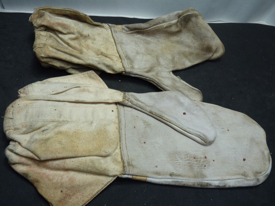 Original WW2 Pattern British Army White Camouflaged Gloves / Gunners Mittens