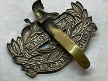 Lade das Bild in den Galerie-Viewer, Original British Army WW1 / WW2 Gloucestershire Regiment Cap Badge
