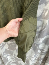 Charger l&#39;image dans la galerie, Genuine British Army Man&#39;s Heavy Jersey Olive Drab Pull Over - Size 32&quot; Chest
