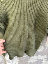 Lade das Bild in den Galerie-Viewer, Echter schwerer Pullover aus olivgrünem Jersey für Herren der britischen Armee – Brustgröße 36 Zoll 
