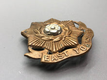 Lade das Bild in den Galerie-Viewer, Original WW2 British Army East Yorkshire Regiment Cap Badge
