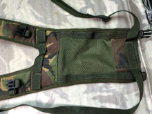 Lade das Bild in den Galerie-Viewer, British Army Woodland DPM PLCE Day Pack Bergen Rucksack mit Seitentasche 
