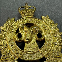 Lade das Bild in den Galerie-Viewer, Rocky Mountain Rangers - Kloshe Nanitch - Genuine Canadian Army Cap Badge
