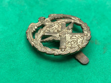 Lade das Bild in den Galerie-Viewer, Genuine Kuwait Army Regimental Cap Badge
