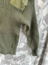 Lade das Bild in den Galerie-Viewer, Genuine British Army Man&#39;s Heavy Jersey Olive Drab Pull Over - Size 1- 30&quot; Chest
