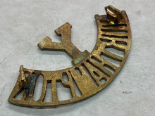 Lade das Bild in den Galerie-Viewer, Original WW1 British Army Northampton Yeomanry Brass Shoulder Title
