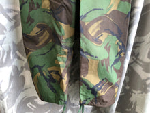 Lade das Bild in den Galerie-Viewer, Genuine British Army DPM Camouflage Waterproof Trousers - Leg 70cm Waist 80cm
