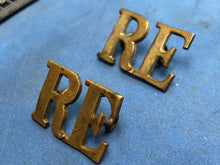 Charger l&#39;image dans la galerie, Original Pair of WW1/WW2 Brass British Army Shoulder Title - RE Royal Engineers
