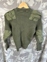 Lade das Bild in den Galerie-Viewer, Echter schwerer Pullover aus olivgrünem Jersey für Herren der britischen Armee – Brustgröße 36 Zoll 
