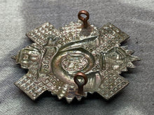 Charger l&#39;image dans la galerie, Original WW1 / WW2 British Army - Canadian Highland Light Infantry Cap Badge
