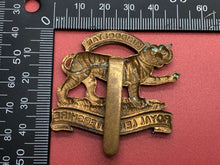 Lade das Bild in den Galerie-Viewer, Original WW1/WW2 British Army Royal Leicestershire Regiment Cap Badge
