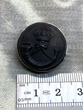 Load image into Gallery viewer, Original WW1 / WW2 British Army Light Infantry Button Brooch
