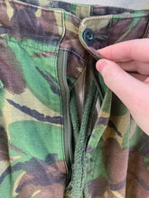 Lade das Bild in den Galerie-Viewer, British Army DPM Camouflaged Temperate Trousers - 75/80/96 - Vintage Clothing
