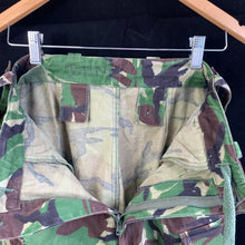 Lade das Bild in den Galerie-Viewer, Genuine British Army DPM Camouflaged Combat Trousers Lightweight - Size 80/76/92
