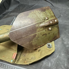 Charger l&#39;image dans la galerie, Original US Army WW2 M-1943 Entrenching Tool &amp; Cover Set
