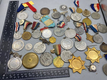 Charger l&#39;image dans la galerie, Bulk Lot of British Coronation &amp; Commemorative Badges, Medals &amp; Coins
