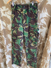 Charger l&#39;image dans la galerie, British Army DPM Camouflaged Temperate Trousers - 82/80/96 - Vintage Clothing
