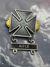 Charger l&#39;image dans la galerie, Original US Army WW2 Award Badge with RIFLE Bar
