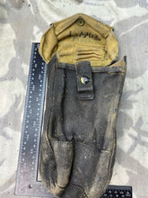 Charger l&#39;image dans la galerie, Original WW2 Canadian Army 37 Pattern Bren Pouch - WW2 Dated - Used Condition
