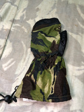 Lade das Bild in den Galerie-Viewer, Genuine British Army DPM Camouflaged Goretex Inner Mitten Single - Size - Medium
