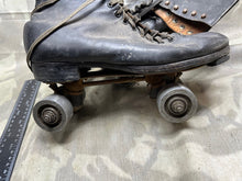 Lade das Bild in den Galerie-Viewer, Genuine Vintage Roller Skates
