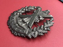 Lade das Bild in den Galerie-Viewer, Original WW1 British Cameron Highlanders Sweetheart Brooched Cap Badge
