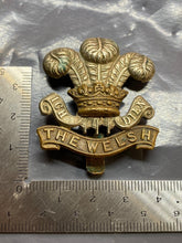 Charger l&#39;image dans la galerie, Original British Army WW1 / WW2 WELSH Regiment Cap Badge
