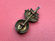 Charger l&#39;image dans la galerie, Original WW1 British Army Guards Regiment Collar Badge
