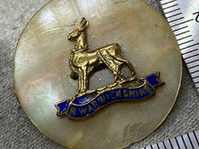 Charger l&#39;image dans la galerie, Original British Army - Royal Warwickshire Mother of Pearl Sweetheart Brooch
