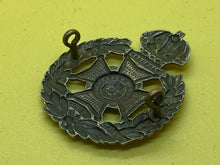 Charger l&#39;image dans la galerie, Original WW1 British Army Rifle Brigade Cap Badge
