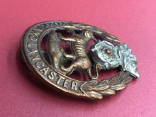 Lade das Bild in den Galerie-Viewer, Original WW2 British Army Kings Crown Cap Badge - York and Lancaster Regiment
