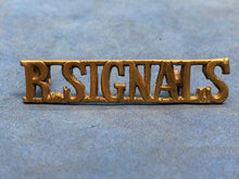 Charger l&#39;image dans la galerie, Original WW2 Brass British Army Shoulder Title Royal Signals
