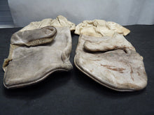 Load image into Gallery viewer, Original WW2 Pattern British Army White Camouflaged Gloves / Gunners Mittens
