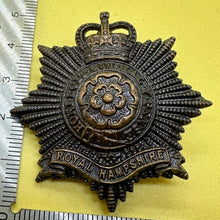 Lade das Bild in den Galerie-Viewer, Royal Hampshire Officers Bronze - Genuine British Army Cap Badge
