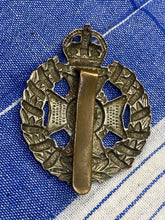 Load image into Gallery viewer, Original WW1 / WW2 British Army Rifle Brigade Regiment Cap Badge
