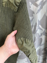 Lade das Bild in den Galerie-Viewer, Echter schwerer Pullover aus olivgrünem Jersey für Herren der britischen Armee – Größe 4 – 86,4 cm Brustumfang 
