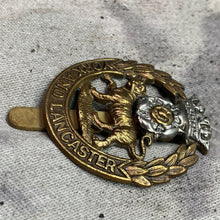 Charger l&#39;image dans la galerie, Original WW2 British Army York and Lancaster Regiment Cap Badge
