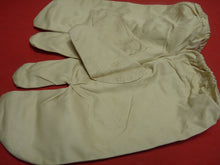 Load image into Gallery viewer, Original WW2 British Army Gunners Winter White Gloves - Dated 1942
